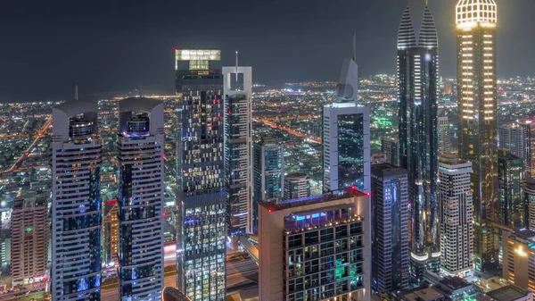 Skyline budynków Sheikh Zayed Road i DIFC antenowe nocne timelapse w Dubaju, ZEA. — Zdjęcie stockowe