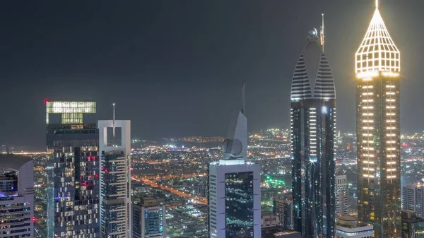 Skyline de los edificios de Sheikh Zayed Road y DIFC timelapse noche aérea en Dubai, Emiratos Árabes Unidos . — Foto de Stock