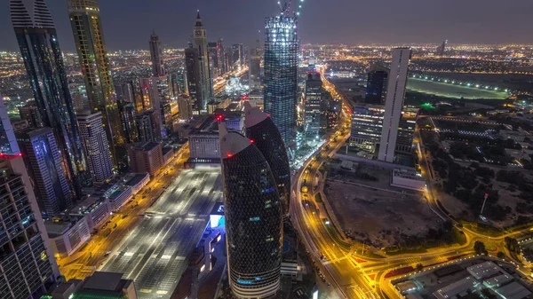 Panorama budov v Dubaji, v UAE, v nočních vzdušných budovách.. — Stock fotografie