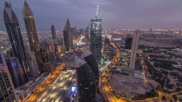 Skyline dos edifícios da Sheikh Zayed Road e DIFC noite aérea timelapse em Dubai, Emirados Árabes Unidos . — Fotografia de Stock