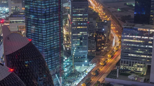Skyline de los edificios de Sheikh Zayed Road y DIFC timelapse noche aérea en Dubai, Emiratos Árabes Unidos . — Foto de Stock
