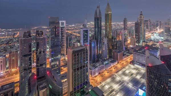 Skyline dos edifícios da Sheikh Zayed Road e DIFC noite aérea a dia timelapse em Dubai, Emirados Árabes Unidos . — Fotografia de Stock