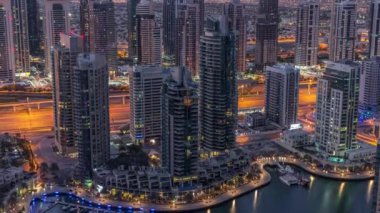 Dubai Marina gökdelenleri ve Jumeirah göl kuleleri Birleşik Arap Emirlikleri 'nde gece gündüz gökdelenlerin manzarası.