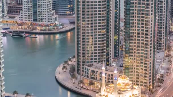 Arquitetura residencial moderna de Dubai Marina e Mohammed Bin Ahmed Almulla Mesquita aérea dia a noite timelapse — Vídeo de Stock