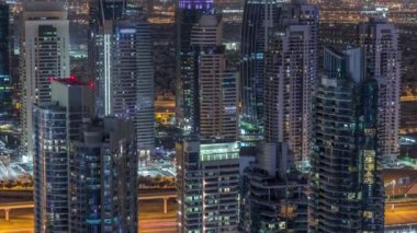 Dubai Marina gökdelenleri ve Jumeirah göl kuleleri Birleşik Arap Emirlikleri 'nin en üst düzey hava gece zaman çizelgesinden görünüyor..