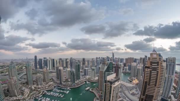 Dubai Marina skyskrapor och jumeirah sjö torn utsikt från toppen antenn dag till natt timelapse i Förenade Arabemiraten. — Stockvideo