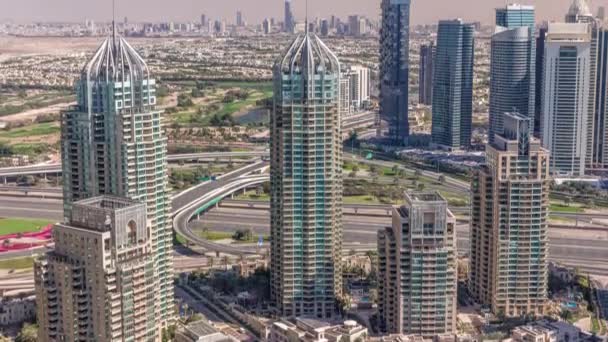 Dubai Marina rascacielos y torres de lago jumeirah vista desde el timelapse aéreo superior en los Emiratos Árabes Unidos . — Vídeo de stock