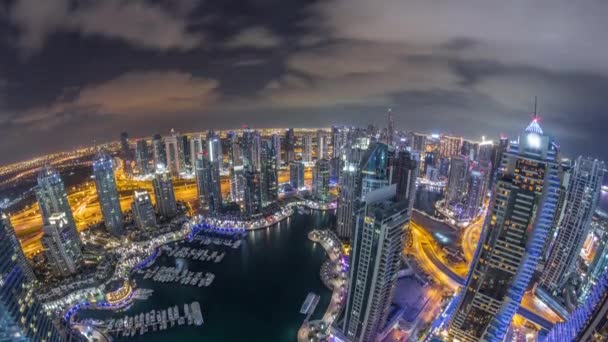 Dubai Marina skyskrapor och jumeirah sjö torn utsikt från toppen antenn natt timelapse i Förenade Arabemiraten. — Stockvideo