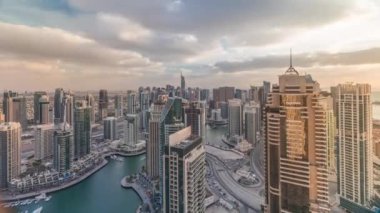 Dubai Marina gökdelenleri ve Jumeirah göl kuleleri Birleşik Arap Emirlikleri 'nin en üst düzey hava zaman aralığından görünüyor..