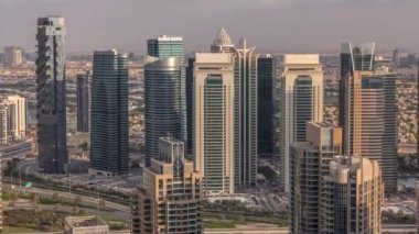 Dubai Marina gökdelenleri ve Jumeirah göl kuleleri Birleşik Arap Emirlikleri 'nin en üst düzey hava zaman aralığından görünüyor..