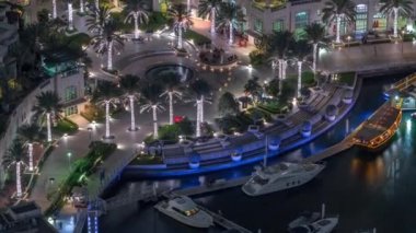 Dubai Marina Yürüyüşü, çeşme ve palmiyelerle Top View gece zamanı