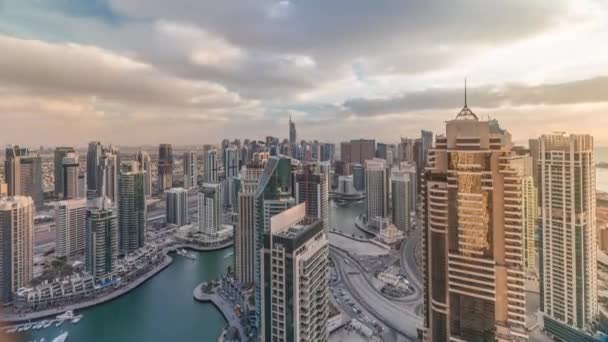 Dubai Marina wolkenkrabbers en jumeirah meer torens uitzicht vanaf de top luchtfoto timelapse in de Verenigde Arabische Emiraten. — Stockvideo