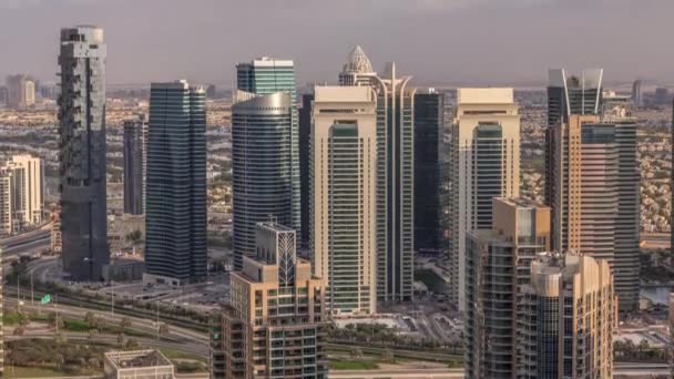 Небоскребы Dubai Marina и башни озера jumeirah вид с верхней воздушной Timelapse в Объединенных Арабских Эмиратах . — стоковое видео