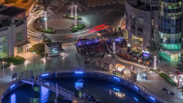 Waterfront promenade in Dubai Marina luchtfoto nachtelijke tijdspanne. Dubai, Verenigde Arabische Emiraten — Stockvideo