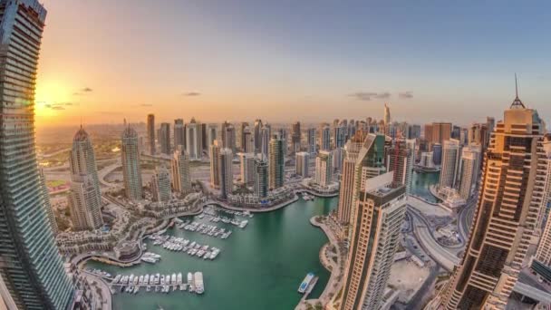 Dubai Marina skyskrapor och jumeirah sjö torn utsikt från toppen antenn timelapse i Förenade Arabemiraten. — Stockvideo