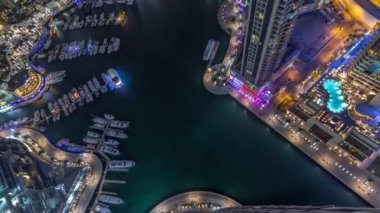 Dubai Marina Limanı 'nda modern yatlar, gece hava saatleri...