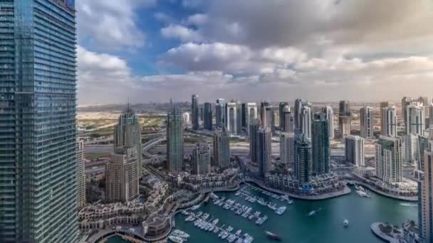 Dubai Marina rascacielos y torres de lago jumeirah vista desde el timelapse aéreo superior en los Emiratos Árabes Unidos . — Vídeo de stock