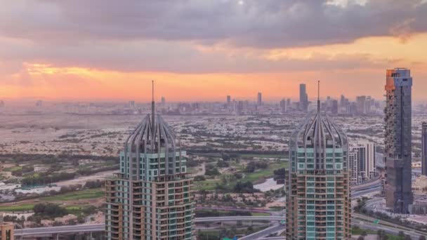 Os arranha-céus da Marina do Dubai e as torres do lago jumeirah visualizam a partir da cronologia aérea superior nos Emirados Árabes Unidos . — Vídeo de Stock