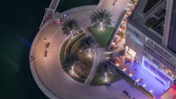 Promenade au bord de l'eau à Dubai Marina timelapse de nuit aérienne. Dubai, Émirats arabes unis — Video