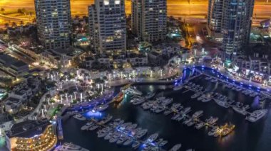 Dubai Marina Limanı 'nda modern yatlar, gece hava saatleri...