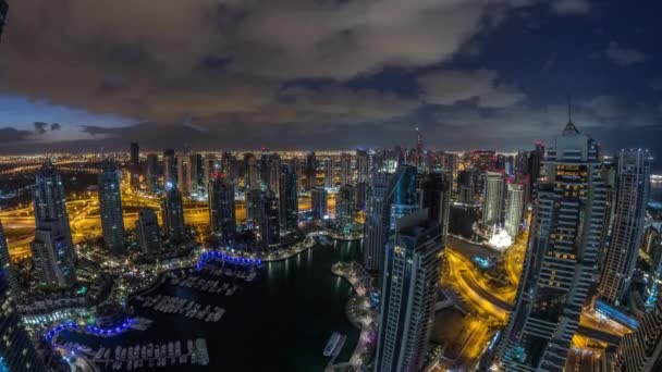 Dubai Marina rascacielos y torres de lago jumeirah vista desde la parte superior aérea noche al día timelapse en los Emiratos Árabes Unidos . — Vídeo de stock