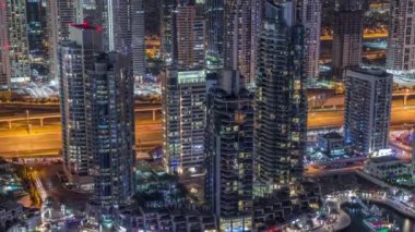 Dubai Marina gökdelenleri ve Jumeirah göl kuleleri Birleşik Arap Emirlikleri 'nin en üst düzey hava gece zaman çizelgesinden görünüyor..
