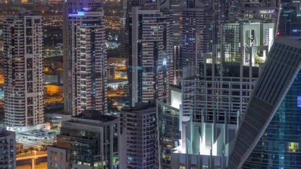 Dubai Marina rascacielos y torres de lago jumeirah vista desde la cima de la noche aérea timelapse en los Emiratos Árabes Unidos . — Vídeo de stock