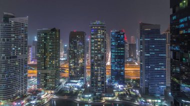 Dubai'de Jumeirah göl kuleleri ilçe gece timelapse konut ve ofis binaları