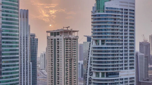 Budynki mieszkalne i biurowe w dzielnicy Jumeirah Lake Towers timelapse w Dubaju — Zdjęcie stockowe