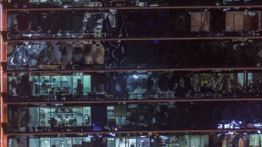 Ofis gökdelen dış gece geç saatlerde iç ışıklar ve gece timelapse içinde çalışan insanlar ile