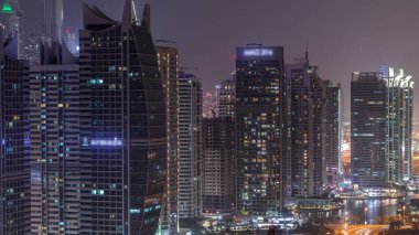 Dubai'de Jumeirah göl kuleleri ilçe gece timelapse konut ve ofis binaları