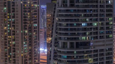 Dubai'de Jumeirah göl kuleleri ilçe gece timelapse konut ve ofis binaları