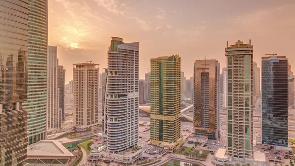 Wohn- und Bürogebäude im Jumeirah Lake Towers District Zeitraffer in Dubai — Stockfoto
