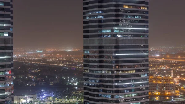 Budynki biurowe w Jumeirah Lake Towers District Night timelapse w Dubaju — Zdjęcie stockowe