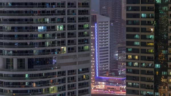 Lakó-és irodaházak Jumeirah tó tornyok kerületi éjszakai TimeLapse Dubaiban — Stock Fotó