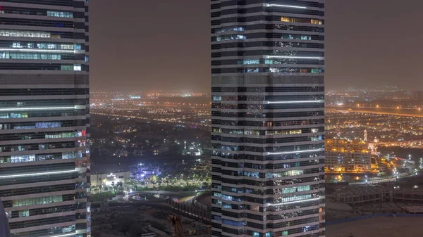 Irodaházak Jumeirah tó tornyok kerületi éjszakai TimeLapse Dubaiban — Stock Fotó