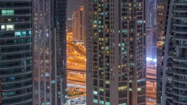 Житлові та Офісні будівлі в районі Джумейра Лейк тауерз район ніч таймце в Дубаї — стокове фото