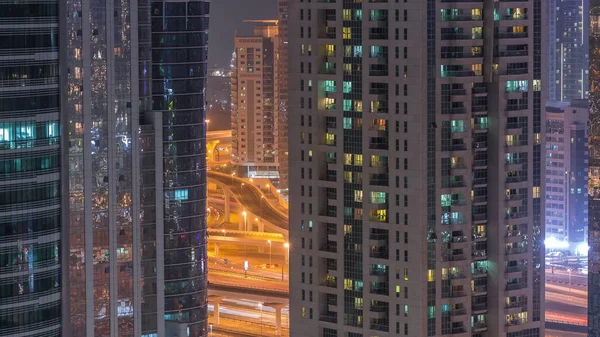 Edifícios residenciais e de escritórios em Jumeirah Lake Torres distrito noite timelapse em Dubai — Fotografia de Stock