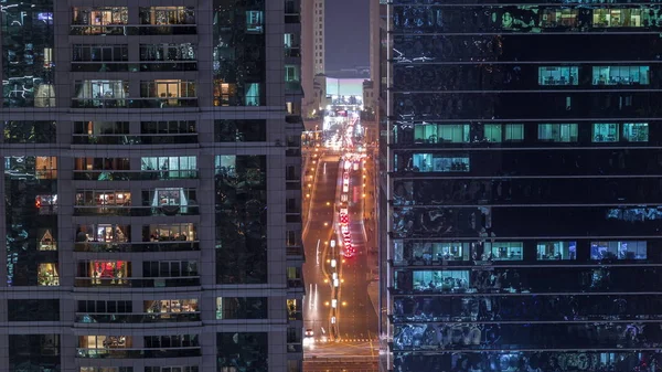 Bâtiments résidentiels et de bureaux à Jumeirah lac tours quartier timelapse nuit à Dubaï — Photo