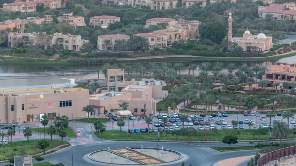 Вид с воздуха на жилые дома и виллы в Дубае, Объединенные Арабские Эмираты — стоковое фото