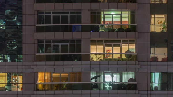 Vista noturna do edifício exterior do apartamento timelapse. arranha-céus de alta elevação com luzes piscando nas janelas — Fotografia de Stock