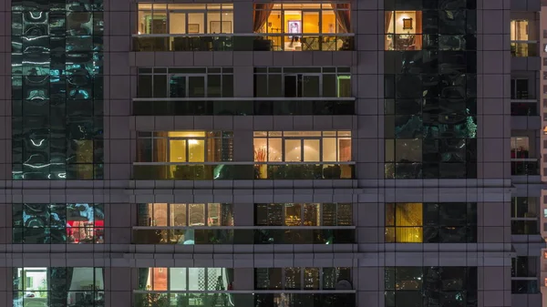 Nachtansicht des äußeren Wohnhauses Zeitraffer. Hochhaus-Wolkenkratzer mit blinkenden Lichtern in Fenstern — Stockfoto