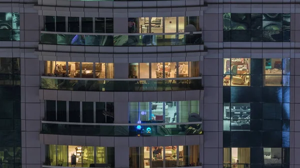 Nocny widok na zewnątrz budynku Apartment timelapse. Wieżowiec o wysokim wzroście z migającymi światłami w oknach — Zdjęcie stockowe