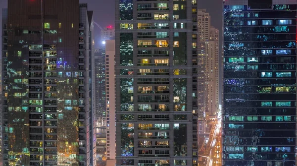 Edificios residenciales y de oficinas en Jumeirah lago torres distrito noche timelapse en Dubai —  Fotos de Stock