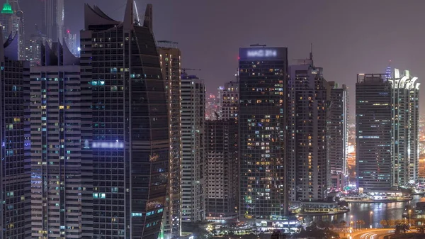 Bostads-och kontorsbyggnader i Jumeirah Lake Towers District Night Timelapse i Dubai — Stockfoto