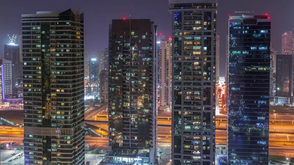 Budynki mieszkalne i biurowe w Jumeirah Lake Towers District Night timelapse w Dubaju — Zdjęcie stockowe