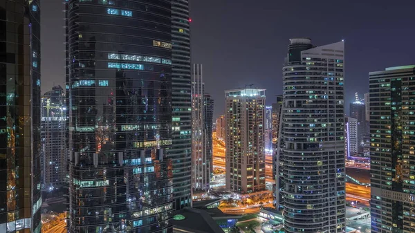 Edifícios residenciais e de escritórios em Jumeirah Lake Torres distrito noite timelapse em Dubai — Fotografia de Stock