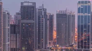 Jumeirah göl kuleleri konut ve ofis binaları Dubai'de gündüz timelapse ilçe gece