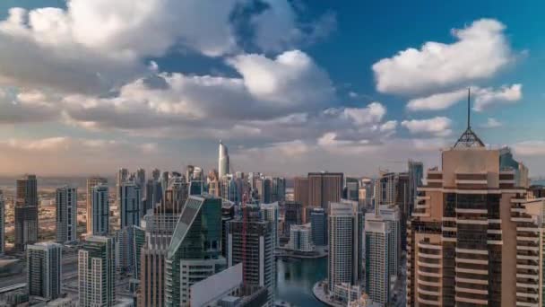 Dubai Marina skyskrapor och jumeirah sjö torn utsikt från toppen antenn timelapse i Förenade Arabemiraten. — Stockvideo