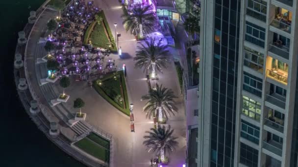 Vízparti sétány Dubai Marina légi éjszakai időzóna. Dubai, Egyesült Arab Emírségek — Stock videók